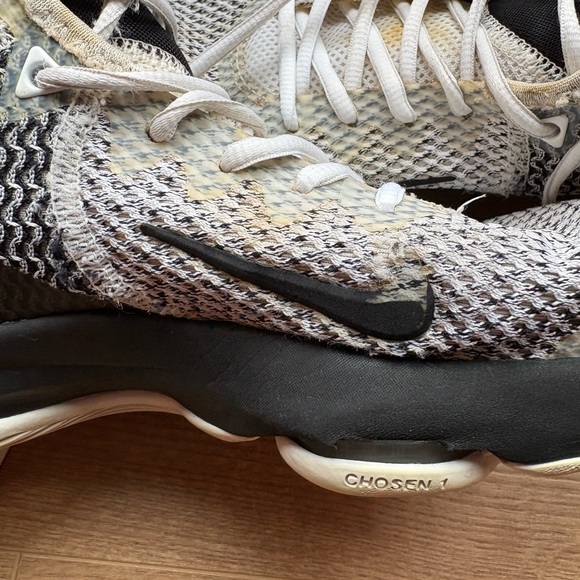 LeBron James Witness IV White and Black - Picture 8 of 9